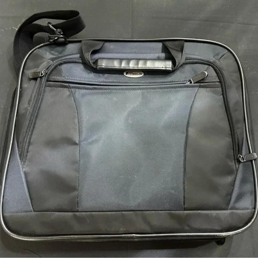Targus CVR400 Laptop Carrying Case/Briefcase Gently Used Black and Gray